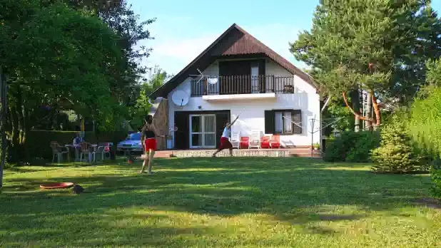 Aktuális eladó lakóház kínálatom a Balaton partján, a Balaton-felvidéken, a Bakonyban